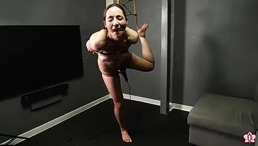 Köle Mila yoğun esaret süspansiyonunda tekrar tekrar boşalıyor (1080p)