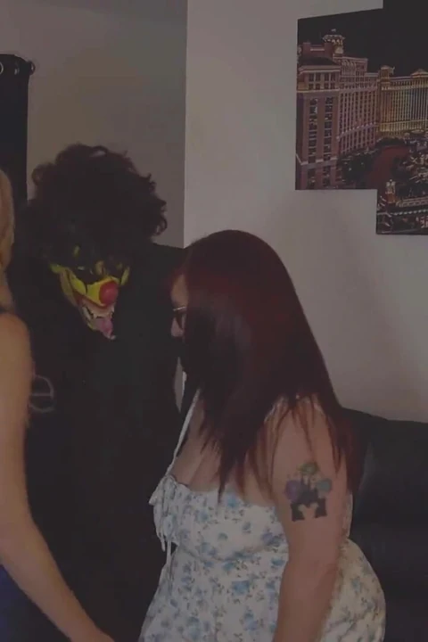 Palyaço Gibby ve Sierra Spunk ile orta yaşlı seksi kadın kurabiyeleri