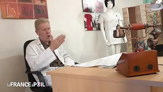 Büyük esmer kaltak tıraş ediliyor ve yumrukla sikiliyor