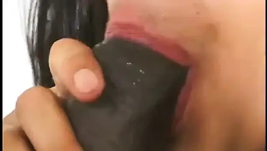 Tatlı tenli bebek gibi kız ters kovboy kız pozisyonunda zenci yarağına binmeyi seviyor
