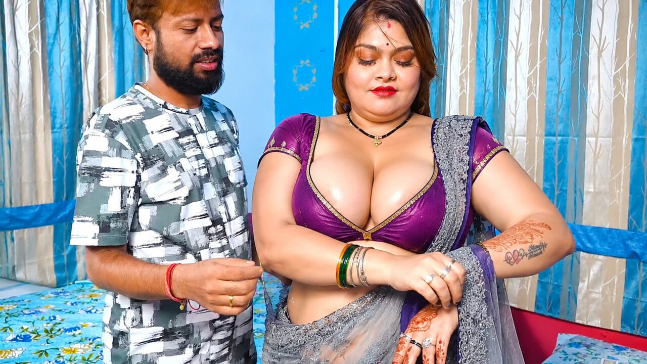 Abi dışarı çıkar çıkmaz büyük memeli bhabhi'yi sikiverdi