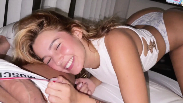 Agatha Vega rahatlarken sulu bir sakso çekmeye ve Christian Clay'in dölünü yalamaya karşı koyamıyor