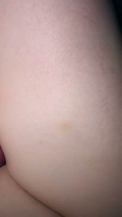 Arkadaşımın sünnetsiz siki seksi kalçalarımı becerdi ve sıcak dölleri karnıma döküldü | Bölüm 2