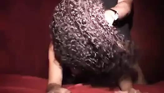 Harika İtalyan sürtükler duvar deliklerinde sikişiyor ve yarak emiyor