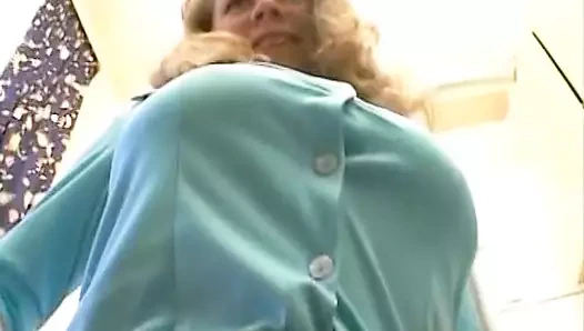 Doğal titted Alman esmer emme ve oturma odasında kalın bir horoz sürme