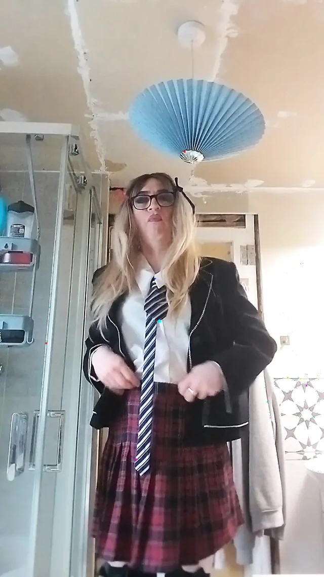 Üniformalı azgın kadın kılıklı kadın dölünü seviyor