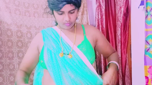 Seksi büyük götlü üvey anne üvey oğlunun büyük uzun yarağının tadını çıkarıyor. Telugu edepsizce konuşuyor.