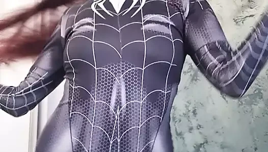 ÖRÜMCEK ADAM KOSTÜMÜ IÇINDEKI SEKSI KıZ DANS EDIYOR VE TWERK YAPıYOR