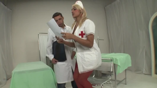 Travesti Hemşire her zaman çok müsaittir Ep2