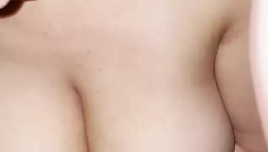 Cum tatma ile büyük göğüsleri üzerinde Cumshot!