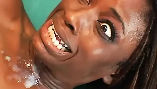 Seksi siyah çizmeli zenci sürtük anal üçlü sikişiyor