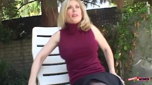 Orta yaşlı seksi kadın Nina Hartley ile açık havada bir röportaj amının sikiliyor olmasıyla bitiyor