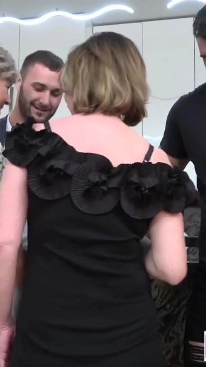 Bugün göreceğiniz en ateşli nine grup seks partisi kokoblond tarafından organize ediliyor | Klip 1