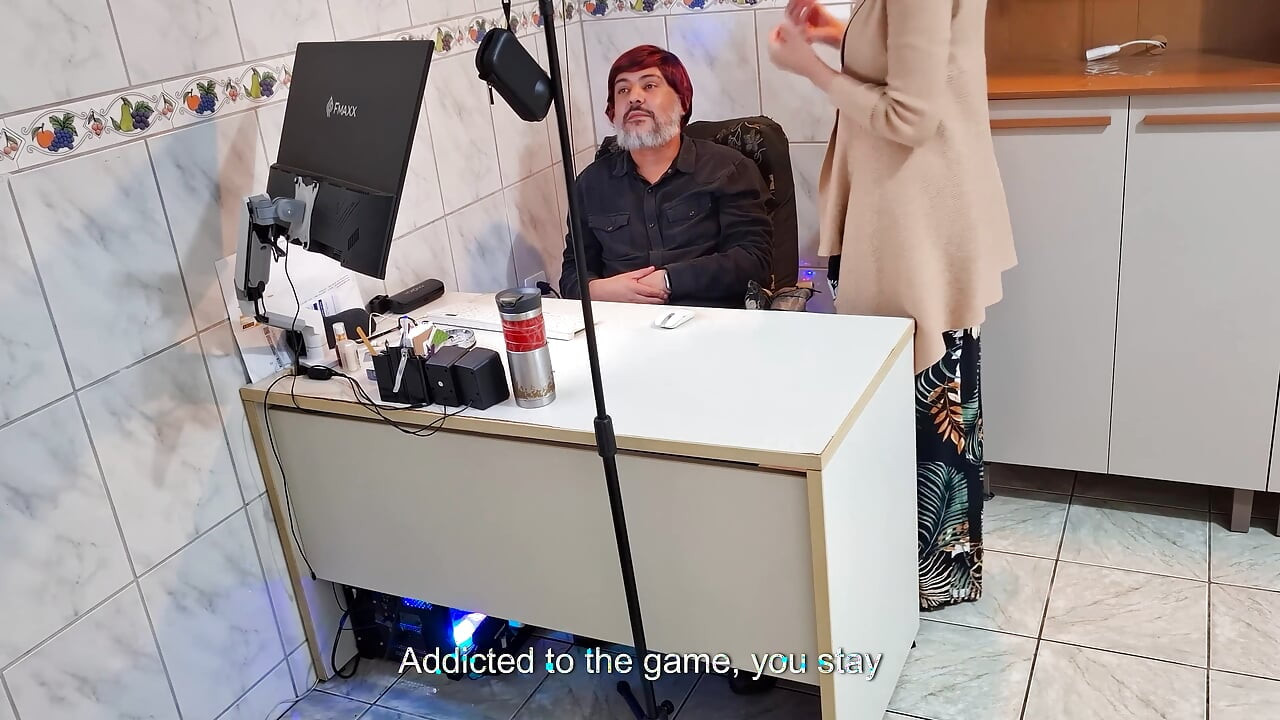 Kadın patron çalışana kıyafetlerini çıkarmasını ve götünü emiyor