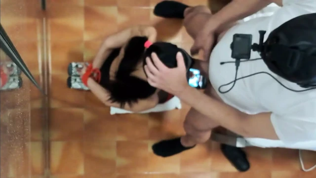 Orta yaşlı seksi kadın naylon fetişi, topuklu ayakkabı, külotlu çorap ve naylon kapşonlu çorap giyiyorum, dizlerimin üzerinde bağlıyım, boğazlanıyor ve dölleniyorum