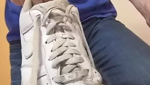 Yabancıların afo'larını koklayıp yalamam gerekiyor