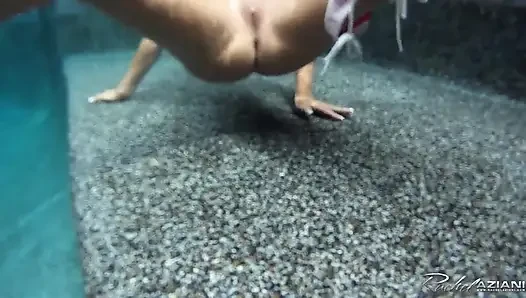 Rachel Aziani havuzdayken delikleriyle oynuyor
