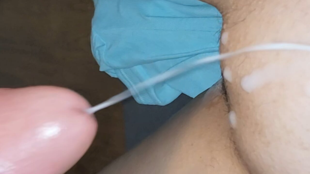 Aldatılan koca karısının amına boşalmasını izliyor