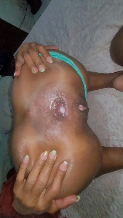 Hizmetçi anal sarkma yapıyor, götünü açıyor ve boşalmasına izin veriyor