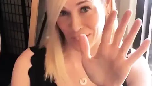 Chelsea bakıcısı çıplak göğüslerini gösterdi