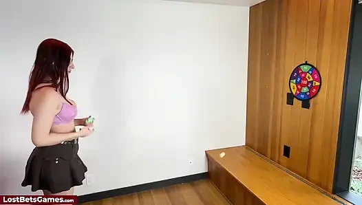 Bir dart oyunu yaramaz bir striptiz oyununa dönüştü