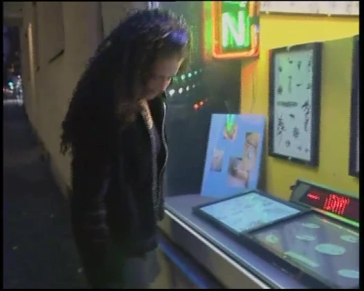 Sıkı göğüslü genç kızlar sıkı vücutlarını gösteriyor