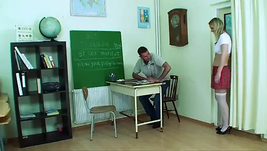 Islak amcıklı bu seksi azgın sarışının cezalandırılması ve ona iyi siktiğim bir ders vermesi gerekiyor