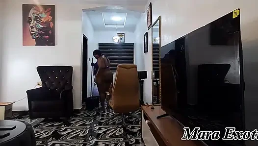 Şişman götlü zenci orta yaşlı seksi kadın çıplak temizliyor