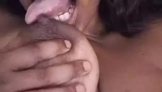 Fancyclit büyük zıplayan göğüsleriyle oynuyor