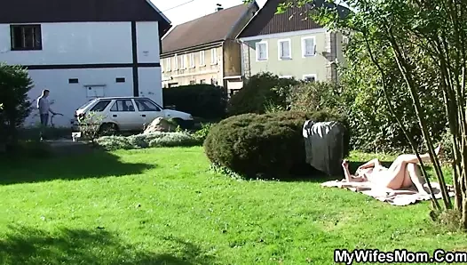 eski anne sürme onun hile dick açık havada