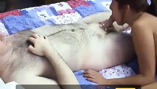 Beyaz penisli olgun esmerin etli amcığını yatakta sikiyor