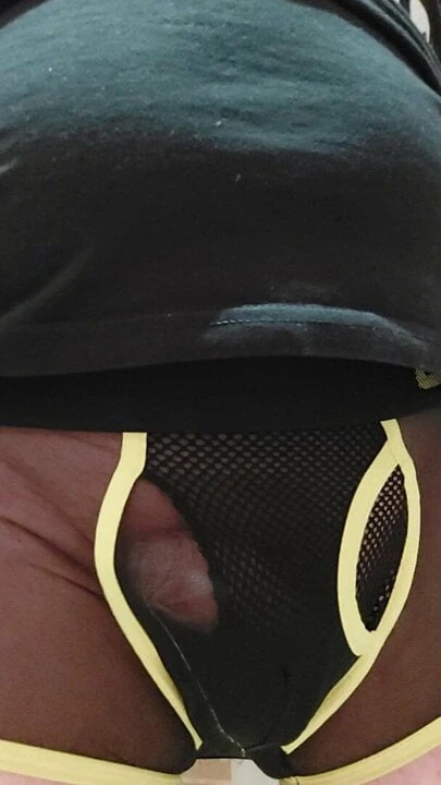 Писающая шлюшка писает себе в душе, потому что без писсинга