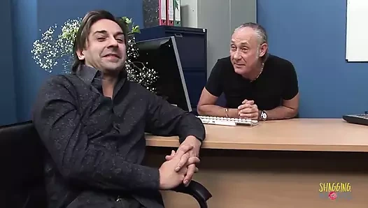 Oyuncak bebekli sarışın oyuncu seçmelerine geliyor ve yaşlı erkekler tarafından üçlü sekste sikiliyor