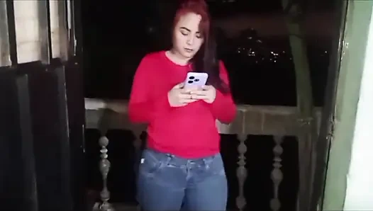 Komşumu baştan çıkarıyorum ve o beni sikiyor