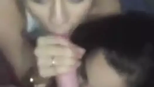 Dos argentas chupando pija