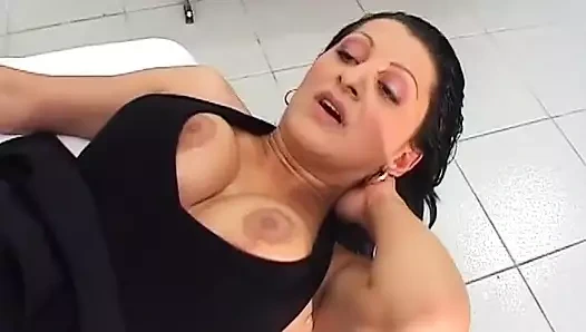 Çarpıcı Alman kaltak dildolar ve yarakla sikiliyor