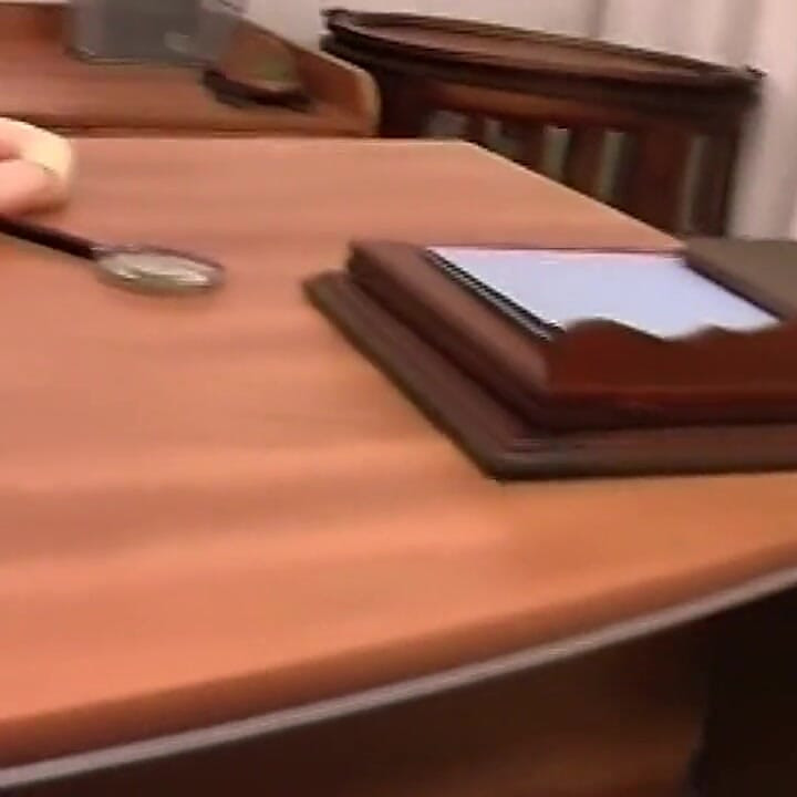 Yaramaz hemşire vahşice gırtlağına kadar alıyor ve zonklayan yarağa biniyor