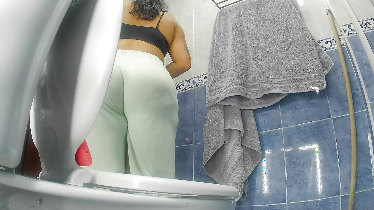Sapık üvey oğul işememi izlemek için banyoma kamera sokuyor