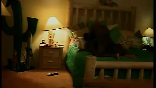 Siyah üzerinde siyah hardcore eylem ile bir damızlık yatakta genç bir bebek beceriyor