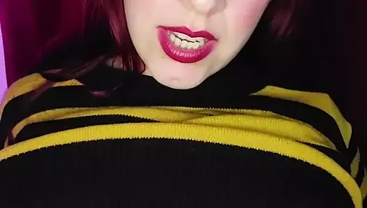 Ateşli üvey kız kardeşin çıplaklarınızla ısınıyor ve götüne tıkaçla sizin için gidiyor!