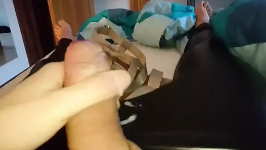 onun tozluk giyerken sevimli tasarımcı takozlar üzerinde Cum