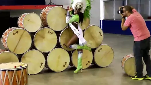 Seksi samba dansçısı.