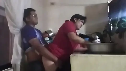 Karım oturma odasındayken hizmetçiyi mutfakta sikiyorum