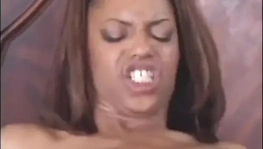 Seksi siyah minyon göt yatak odasında sikişiyor... ağzına boşalma
