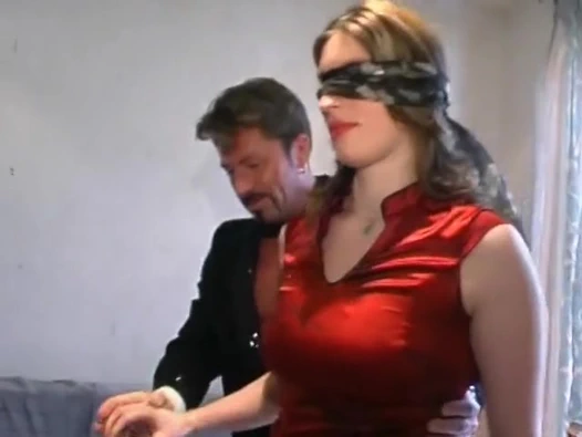 Büyük memeli Fransız orta yaşlı seksi kadın iki adamı deli gibi boşaltıyor