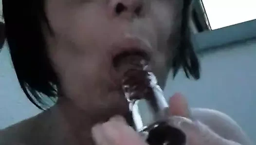 Açık havada glas dildo ile 2 litrelik fışkırtma