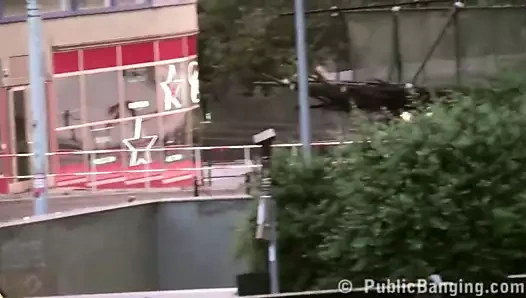 Ünlü bir heykelin önünde güzel genç kız kamu toplu tecavüz