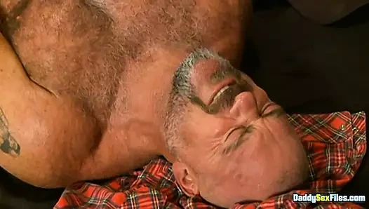 Brian Davilla Bronson Gates'in sıkı deliğini parçalıyor ve sikiyor