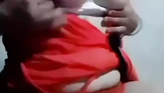 Güzel ateşli seksi kız genç şehvetini gösteriyor