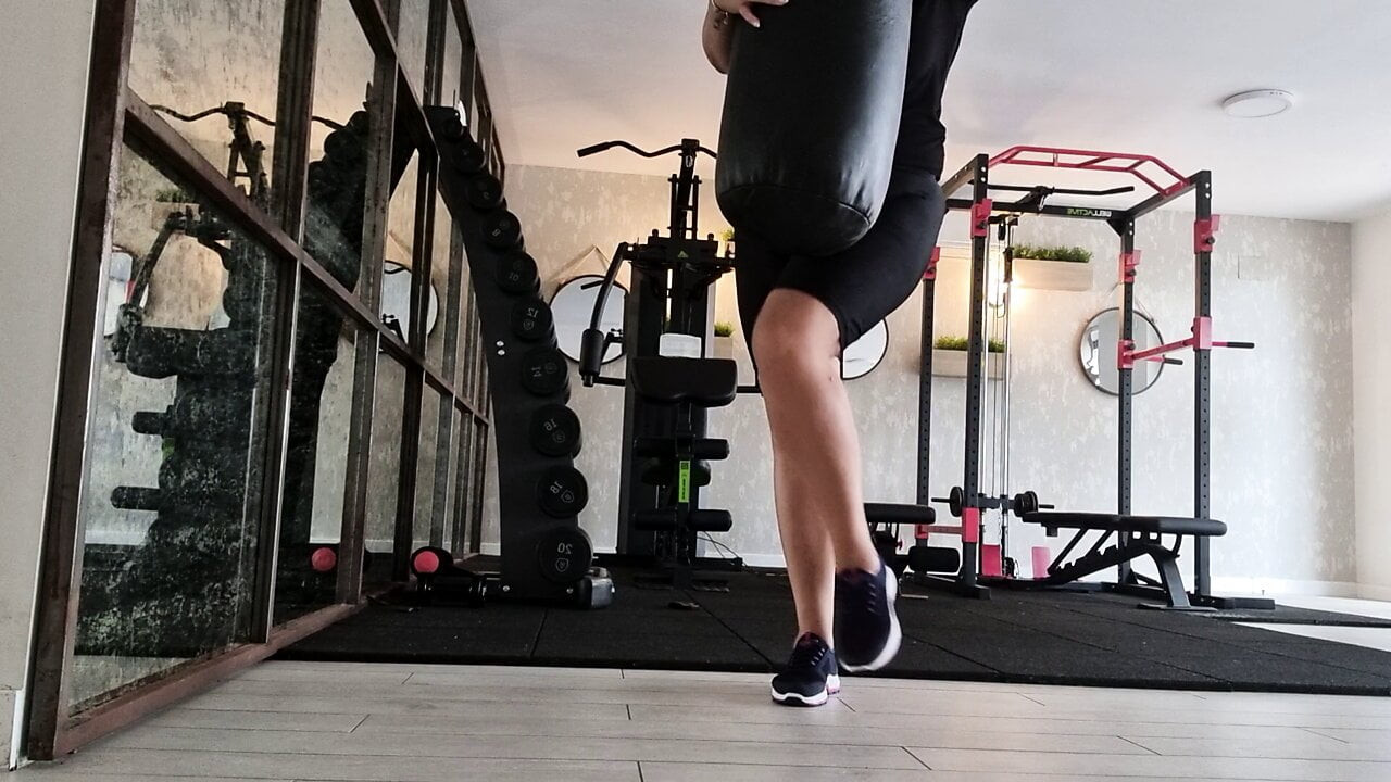 büyük göğüsler açık havada gösterilen spor salonunda oynayan anne